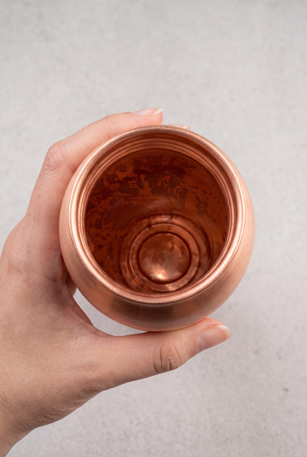 Dark spots inside your copper bottle: normal and safe?