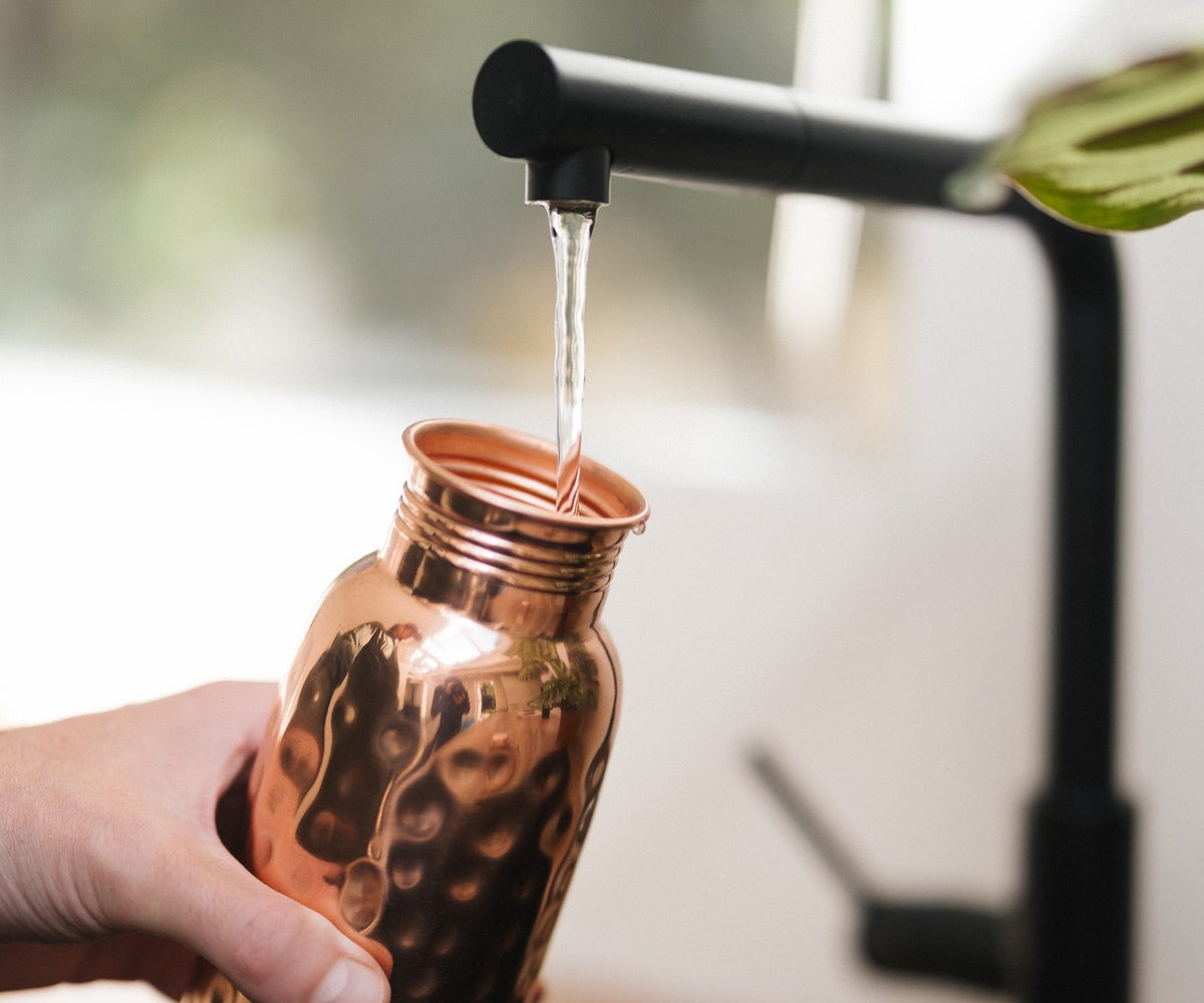 Microplastics and your water bottle: what the material choice changes