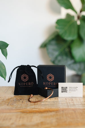Kopero Copper Bracelet Round, with the black box, the velvet pouch and the thank-you card